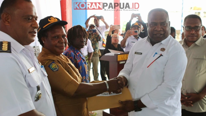 133 Kepala Kampung dan Ketua Bamuskam di Mimika Terima SK Perpanjangan Masa Jabatan Hingga 2027