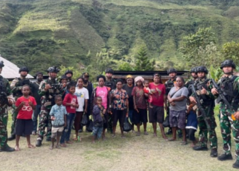 Hadirkan Senyum untuk Warga Papua, Satgas Yon Parako 466 Pasgat Pos Mulia Gelar Kegiatan Sosial