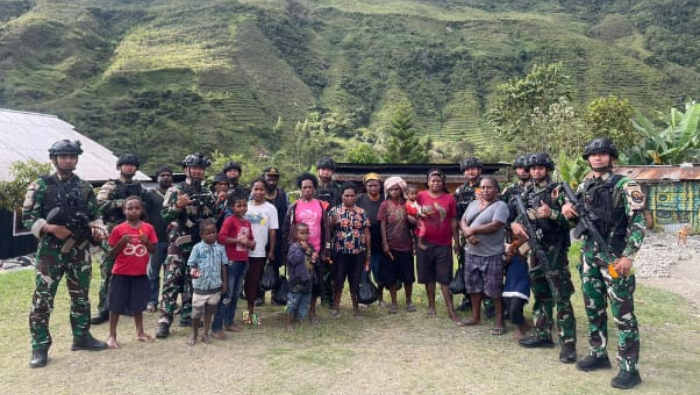 Hadirkan Senyum untuk Warga Papua, Satgas Yon Parako 466 Pasgat Pos Mulia Gelar Kegiatan Sosial