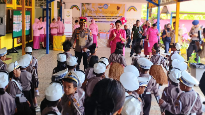 Menyemai Benih Calon Imam Katolik Amungme dan Kamoro di Kaki Gunung Lokon
