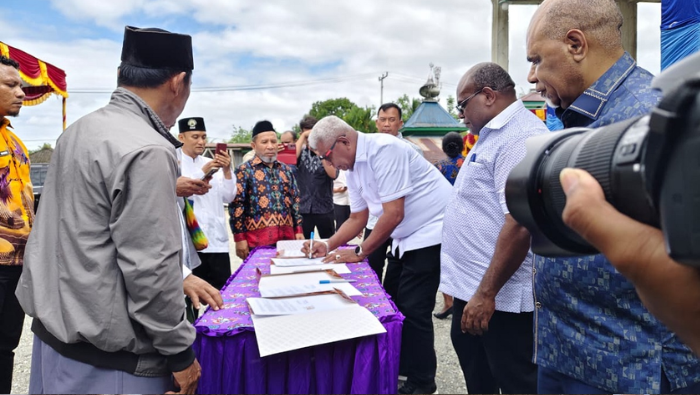 Dukung Kebutuhan Daging Kurban, Pemprov Papua Tengah dan Pemkab Mimika Serahkan 66 Ekor Sapi