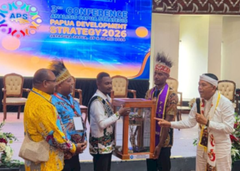 Hadiri Konferensi APS di Jayapura, KDM Diberikan Oleh-oleh Replika Rumah Pohon Korowai