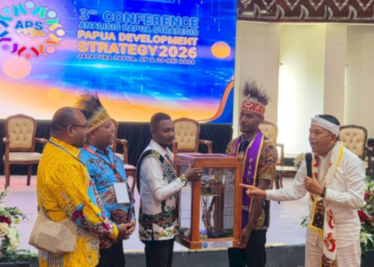 Hadiri Konferensi APS di Jayapura, KDM Diberikan Oleh-oleh Replika Rumah Pohon Korowai
