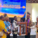 Hadiri Konferensi APS di Jayapura, KDM Diberikan Oleh-oleh Replika Rumah Pohon Korowai