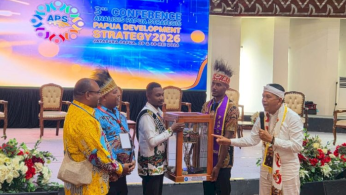 Hadiri Konferensi APS di Jayapura, KDM Diberikan Oleh-oleh Replika Rumah Pohon Korowai