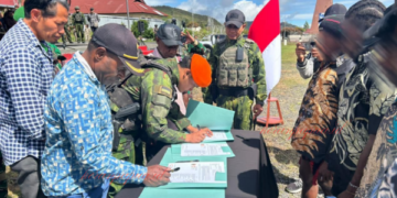 Merah Putih Berkibar di Puncak Jaya: Dukungan Satgas Pasgat Antarkan Lima Simpatisan kembali ke NKRI