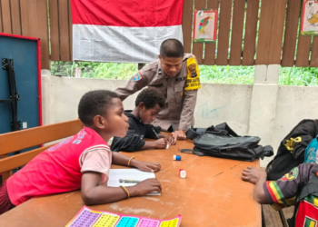 “Honai Polsek Belajar” Cara Polsek Tembagapura Cerdaskan Anak-anak Pedalaman Mimika