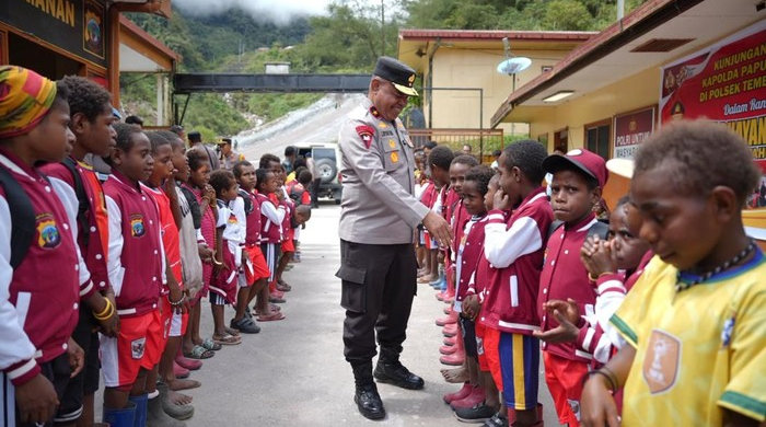 Curhatan Anak Tembagapura ke Kapolda Papua Tengah, “Kami Mau Jadi Dokter, Polisi, TNI dan Guru, Tapi Tidak Ada Sekolah”