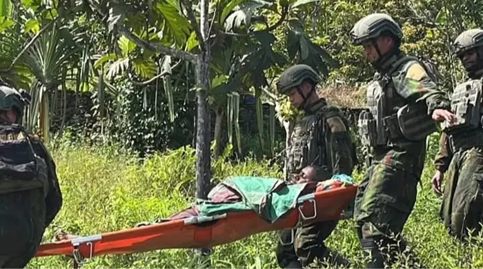 Prajurit TNI Berhasil Evakuasi Ibu Hamil di Medan Ekstrem Puncak Jaya
