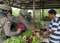 Senyum Mama Papua dan Polwan Satgas ODC-2026 di Balik Ramainya Pasar Keyabi