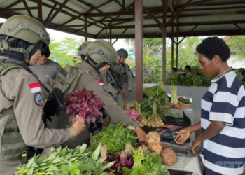Senyum Mama Papua dan Polwan Satgas ODC-2026 di Balik Ramainya Pasar Keyabi
