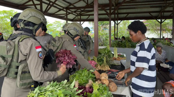 Senyum Mama Papua dan Polwan Satgas ODC-2026 di Balik Ramainya Pasar Keyabi