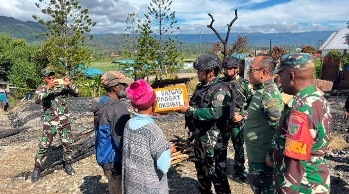 Langkah Kecil yang Bermakna: Satgas Pasgat Pamtas RI- PNG Salurkan Bansos untuk Warga di Pegunungan Papua