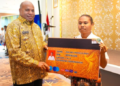 Cerdaskan Anak-anak Papua, Gubernur Mathius Luncurkan Kartu Pace Mace