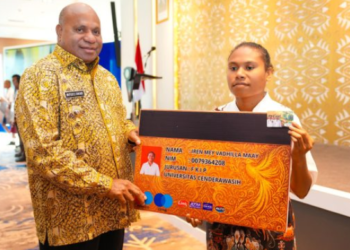Cerdaskan Anak-anak Papua, Gubernur Mathius Luncurkan Kartu Pace Mace