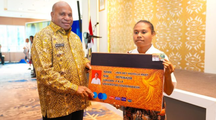 Cerdaskan Anak-anak Papua, Gubernur Mathius Luncurkan Kartu Pace Mace