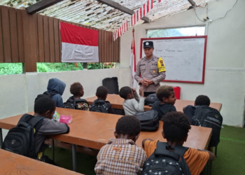 Polisi Peduli: 20 Anak Kali Kabur dan Perkampungan Banti Diberikan Pelajaran Menulis dan Membaca