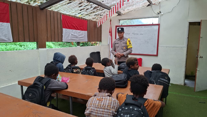 Polisi Peduli: 20 Anak Kali Kabur dan Perkampungan Banti Diberikan Pelajaran Menulis dan Membaca