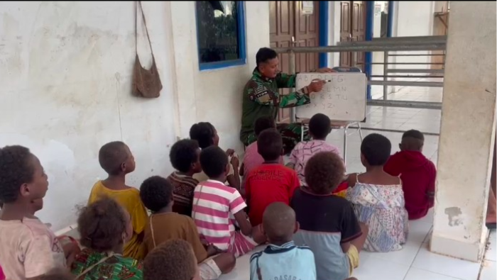 Membuka Jendela Ilmu: Personil Korpasgat Dampingi Anak‑anak Belajar Membaca di Pedalaman Papua