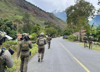 Jalin Kedekatan dengan Warga Puncak Jaya, Satgas ODC-2026 Gelar Patroli Jalan Kaki