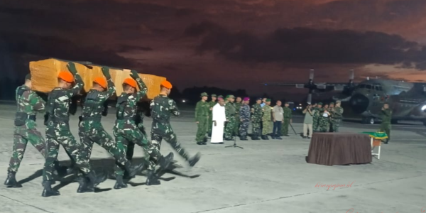 Prosesi Penerimaan Jenazah Pilot AMA: Pengamanan Penuh oleh Satgas Pasgat, Disambut Uskup dan Tujuh Jenderal