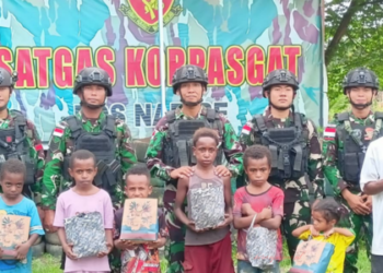 Perkuat Kedekatan dengan Masyarakat, Pasgat Nabire Salurkan Bantuan Sembako bagi Anak-anak Papua