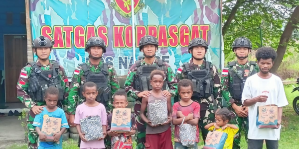 Perkuat Kedekatan dengan Masyarakat, Pasgat Nabire Salurkan Bantuan Sembako bagi Anak-anak Papua
