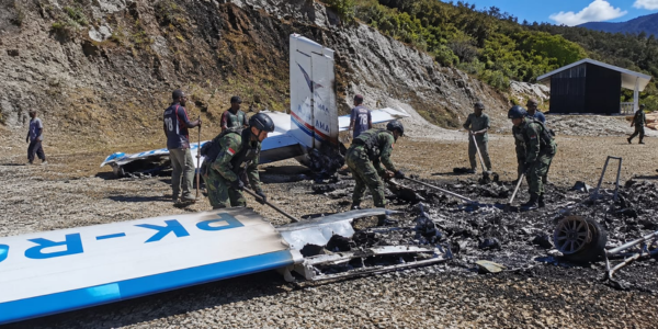 Pembersihan Puing Pesawat AMA Air yang Dibakar OPM Dikawal Ketat Satgas Pasgat