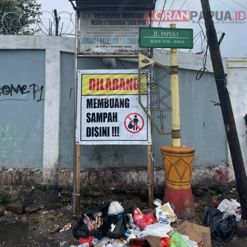 Ironi Kota Timika: Spanduk Larangan Hanya Pajangan, Sampah Menumpuk di Jalan Papua I
