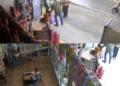 Terekam CCTV! Aksi Begal di SP2 Timika, IRT Terjatuh hingga Kepalanya Membentur Aspal