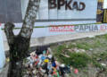 Ironis! Depan Kantor BPKAD Mimika Disulap Jadi Tempat Pembuangan Sampah Liar