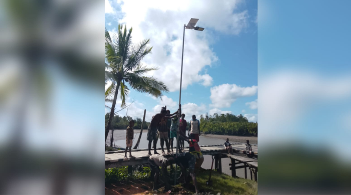 Padat Karya Rp3 Miliar, Distrik Jita Pasang 100 Lampu Jalan di 10 Kampung