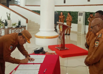 Sertijab Tiga Pejabat Pemkab Mimika, Emanuel Kemong Ingatkan Dorong Penguatan Kinerja dan Inovasi