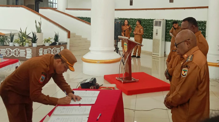 Sertijab Tiga Pejabat Pemkab Mimika, Emanuel Kemong Ingatkan Dorong Penguatan Kinerja dan Inovasi