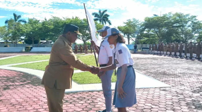 Marco Marcel Kurei dan Hasna Iriari Rumbiak Wakili Papua Barat Kibarkan Bendera Pusaka di Jakarta