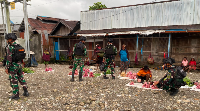 Jadikan Lumbung Logistik, Satgas Pamtas RI-PNG Yon Parako 462 Borong Hasil Kebun Warga Dekai