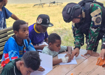 Satgas Pamtas Pos Nabire Dorong Pendidikan Anak Papua Lewat Program Generasi Papua Cerdas