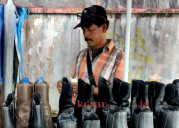 Hampir 30 Tahun Menjahit Sepatu di Timika, Pa Kumis Bertahan di Tengah Penertiban