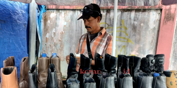 Hampir 30 Tahun Menjahit Sepatu di Timika, Pa Kumis Bertahan di Tengah Penertiban