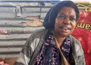 APBD Triliunan: Mama Martina Bertahan dengan Anyaman Papua di Tengah Minimnya Perhatian Pemkab Mimika