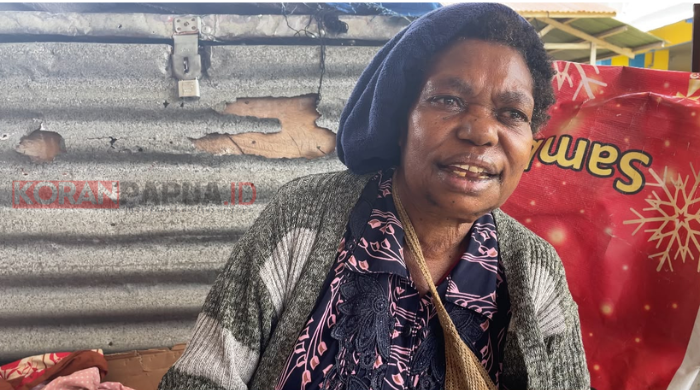 APBD Triliunan: Mama Martina Bertahan dengan Anyaman Papua di Tengah Minimnya Perhatian Pemkab Mimika