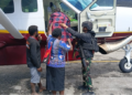 Satgas Pasgat Evakuasi Ibu Hamil 33 Minggu dari Sinak Menuju RSUD Mimika 