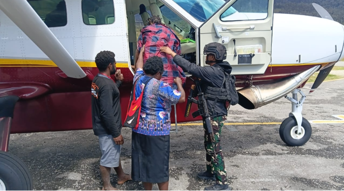 Satgas Pasgat Evakuasi Ibu Hamil 33 Minggu dari Sinak Menuju RSUD Mimika