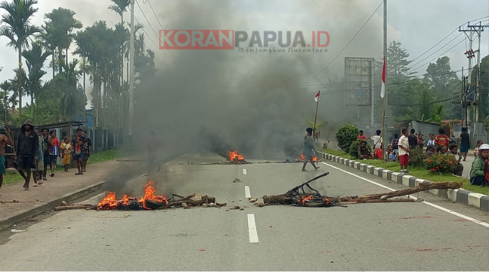 Protes Sengketa Lahan: Warga Palang Jalan Depan Perumahan Pemda SP 2 Timika, Tuntut Pemerintah Turun Tangan  