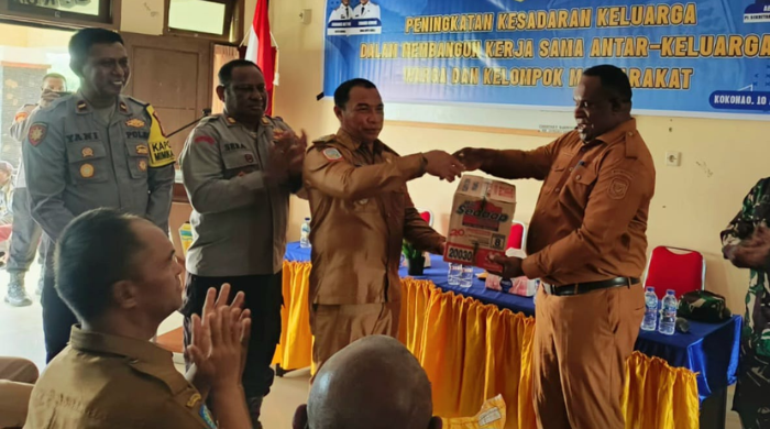 Jelang HUT RI ke-81, Pemkab Mimika Salurkan Bantuan Sembako untuk Warga Mimika Barat