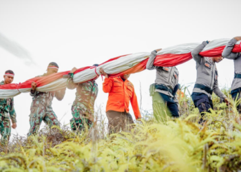 Sambut HUT RI ke-81: Merah Putih Raksasa Dibentangkan di Gunung Cycloop Jayapura 