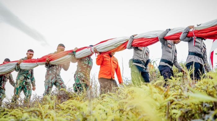 Sambut HUT RI ke-81: Merah Putih Raksasa Dibentangkan di Gunung Cycloop Jayapura