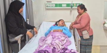 Ambulans Puskesmas Mapurujaya Dilempari Batu, Petugas Kesehatan Terluka