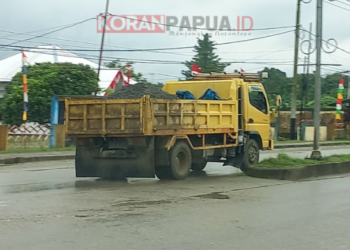 Edaran Bupati Terbit, Truk Pengangkut Material Tanpa Terpal Masih Bebas Melintas di Timika