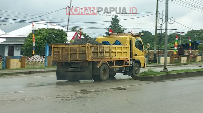 Edaran Bupati Terbit, Truk Pengangkut Material Tanpa Terpal Masih Bebas Melintas di Timika